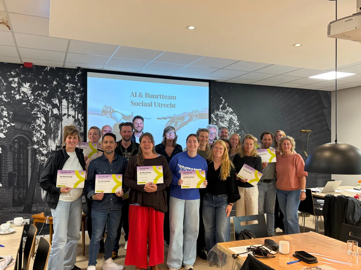 Groepsfoto van het Buurtteam Sociaal Utrecht met certificaten na de AI-workshop