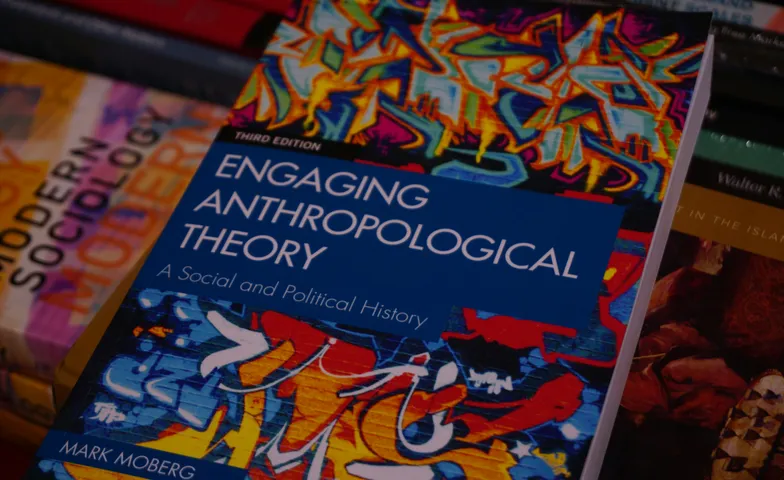 Boek 'Engaging Anthropological Theory' tussen andere sociologieboeken