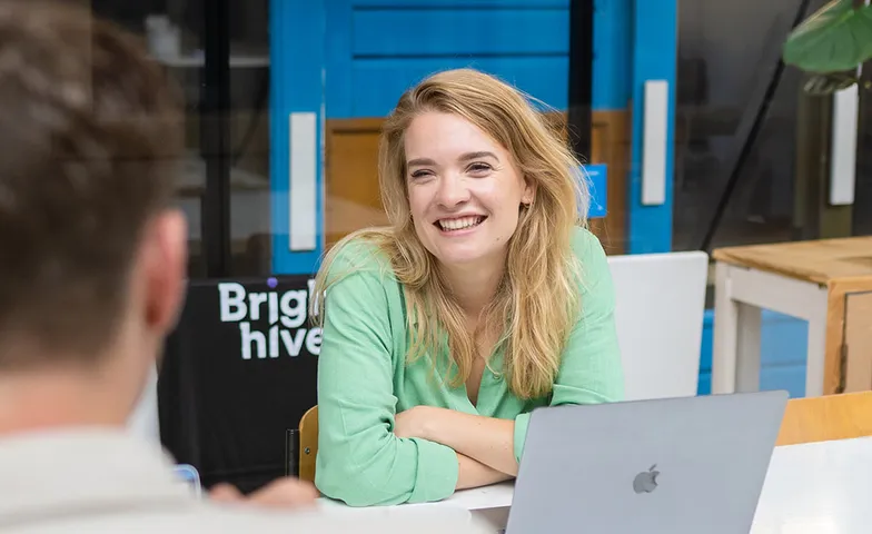 Brighthives-collega in gesprek
