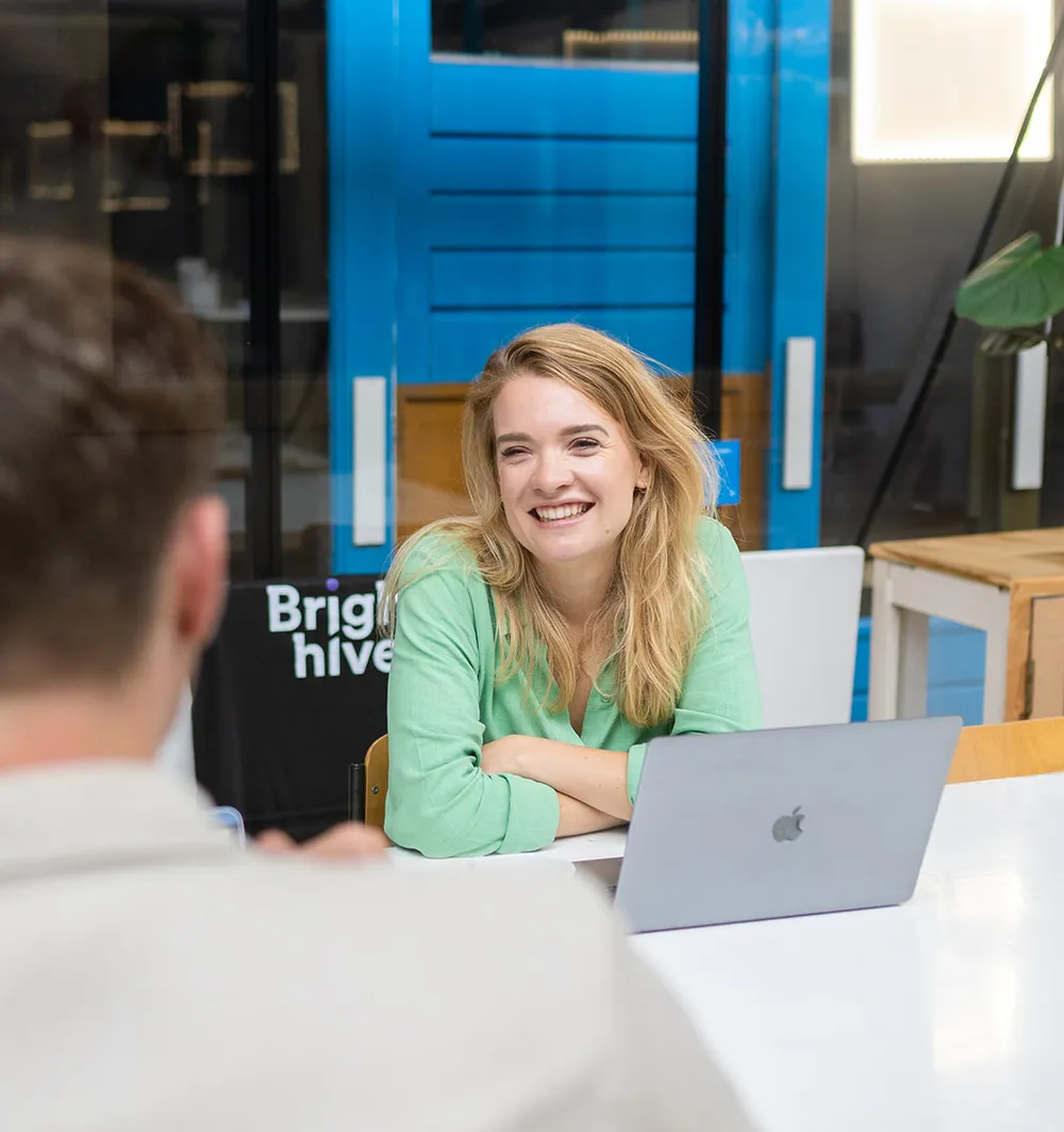 Het team van Brighthives in gesprek tijdens een werksessie
