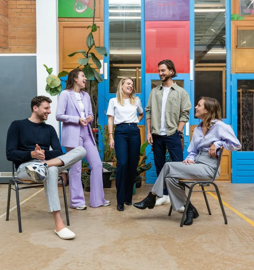 Collega's van Brighthives samen aan het werk op kantoor