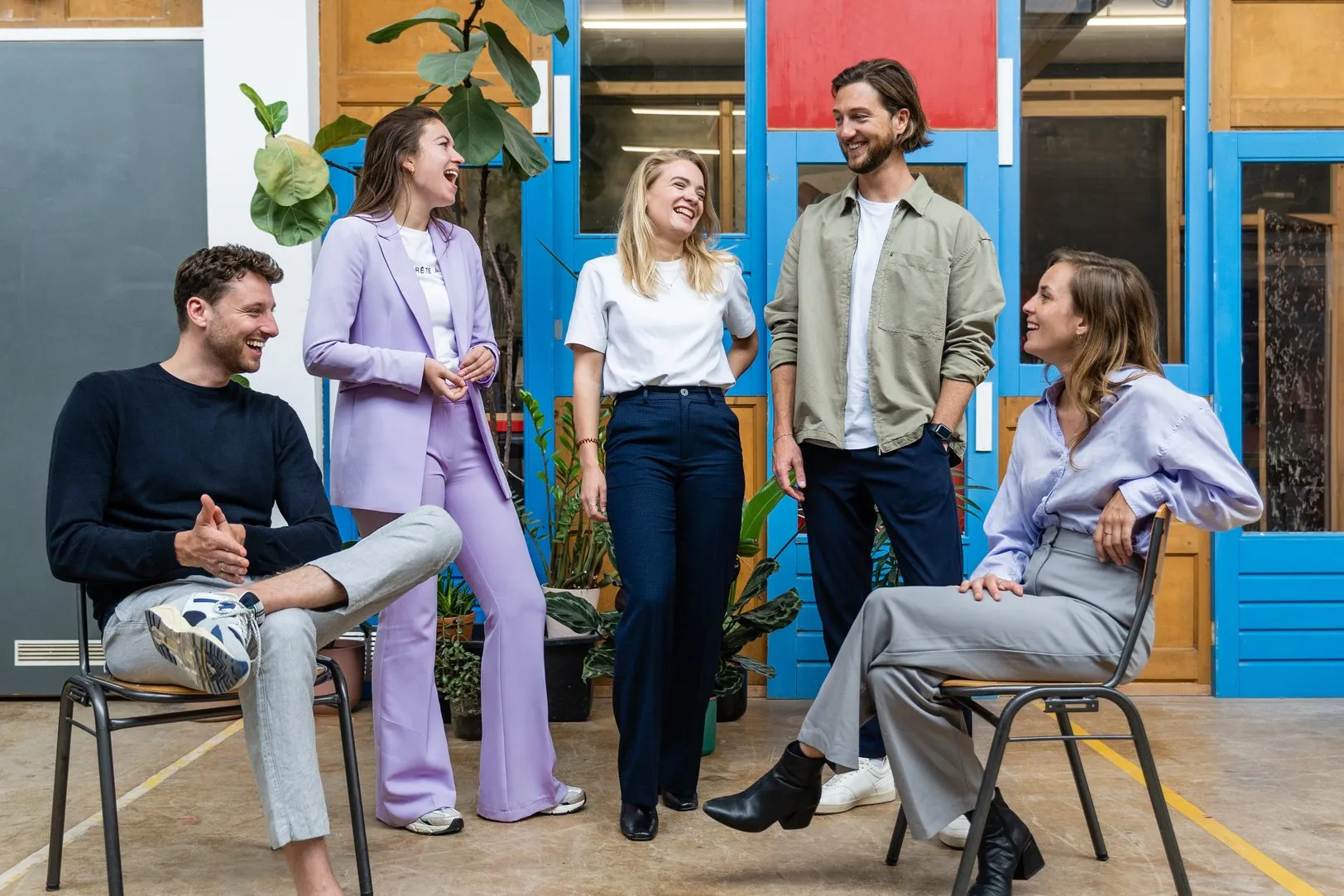 Collega's van Brighthives samen aan het werk op kantoor