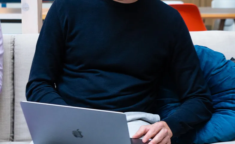 Collega van Brighthives aan het werk op een laptop