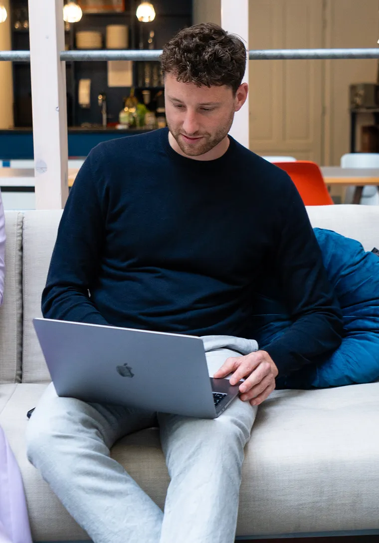Collega van Brighthives aan het werk op een laptop